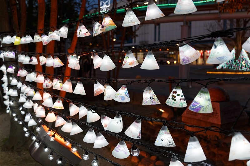 作成されたランプシェードは郡山駅東口広場に2020年1月13日まで飾られ、郡山の夜を温かな灯りで彩る。