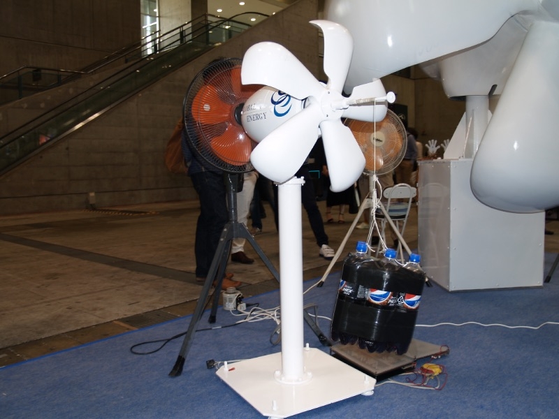 小型風車でも重さ7.5キロある水入るペットボトルを軽々と持ち上げる。
