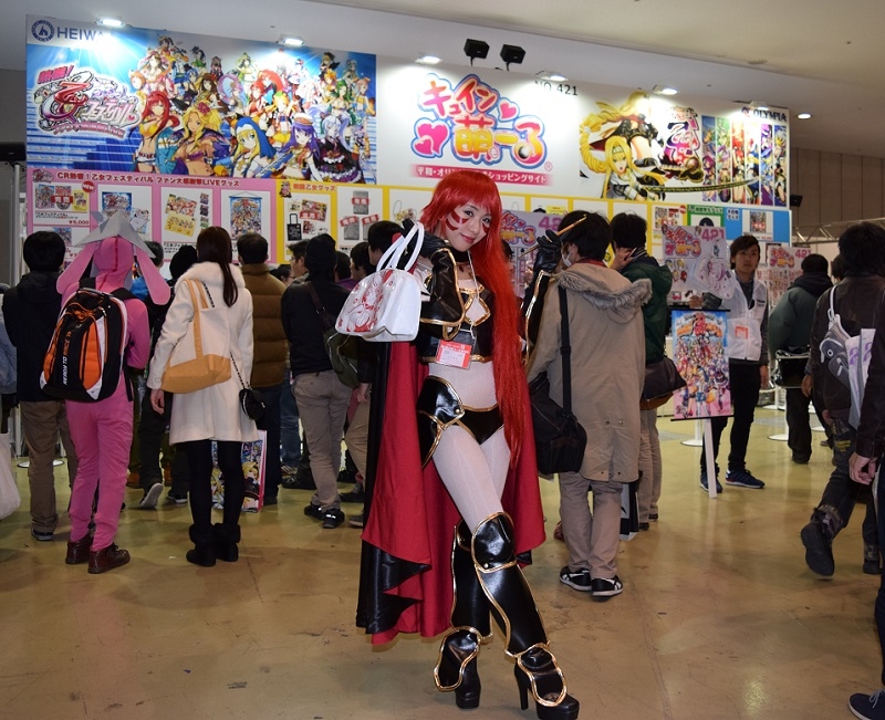 戦国乙女キャラクターのコスプレイヤーを配置した平和ブースではキャラクターグッズの販売や新機種の参考展示が行われた。