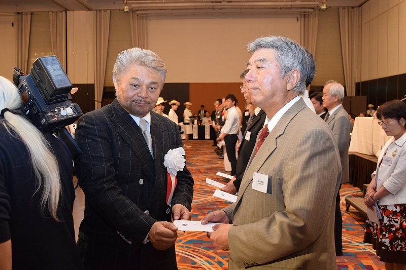はぁ～とふるふぁんど支援金贈呈式では、岡本理事長が目録を贈呈した。