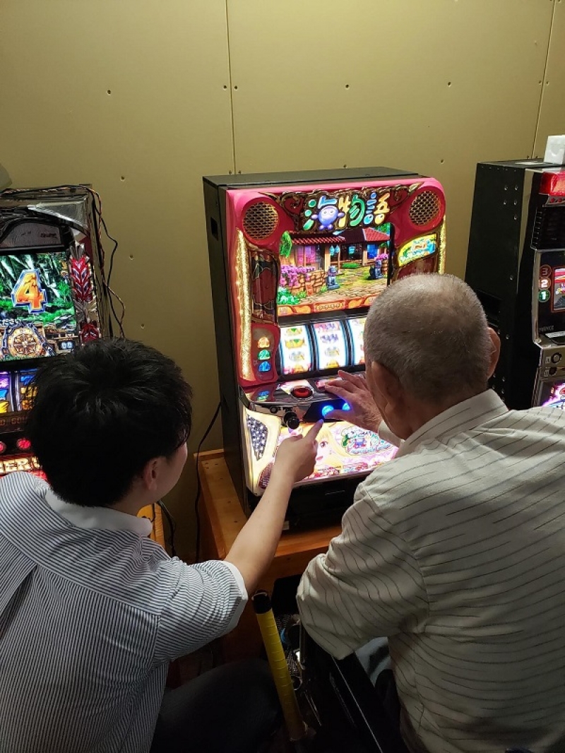 設置の際には《ニラク平塚黒部丘店》の従業員5名が、遊技の仕方、楽しみ方を丁寧に説明した。
