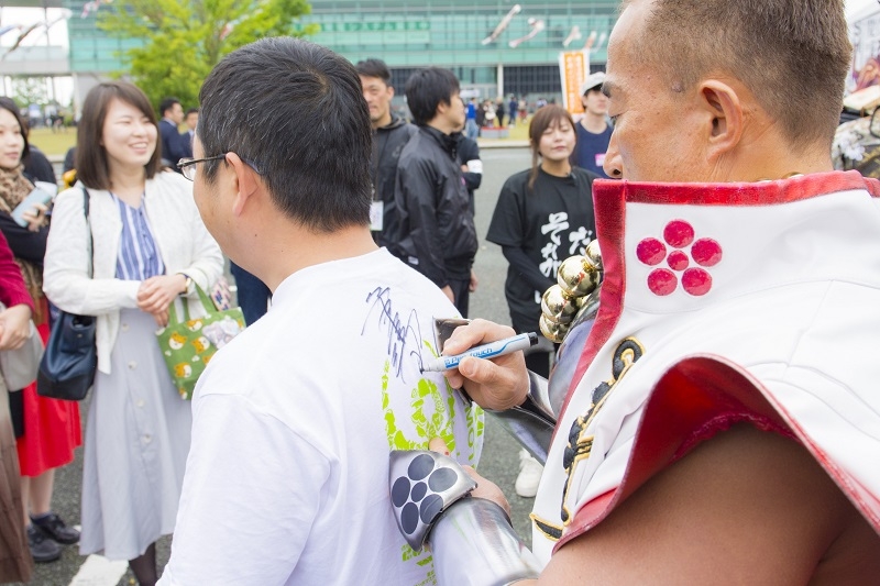 角田さん、大西さんはライブ以外にもフォトスポットブースでの写真撮影や会場内を練り歩くなどして来場客と交流を図った。