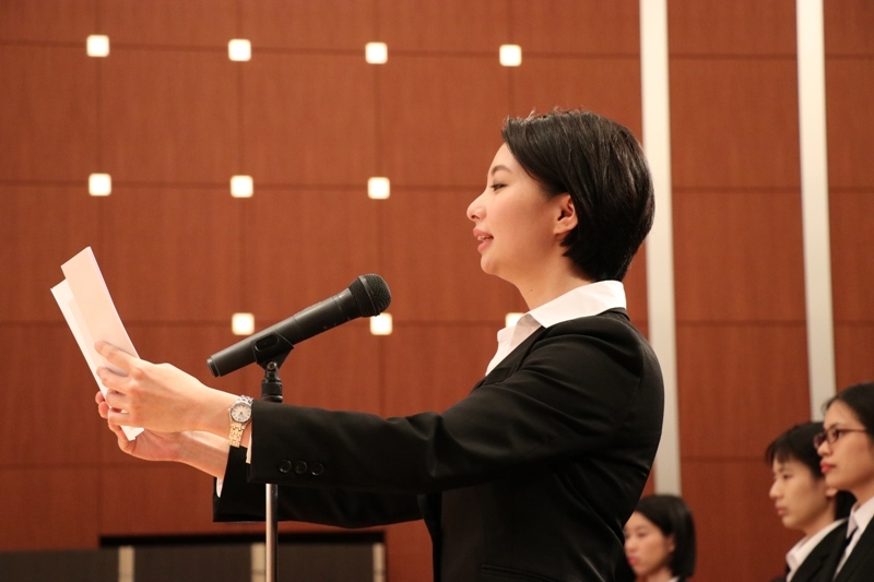 201名の新入社員を代表して後藤美佳さんが決意表明を行った。
