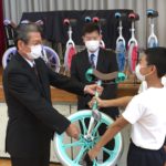 静岡のアシベ商事、小学校へ一輪車15台を寄贈