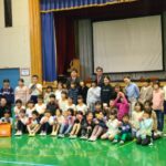 静岡のアシベ商事、下田市立大賀茂小学校に教材を寄贈