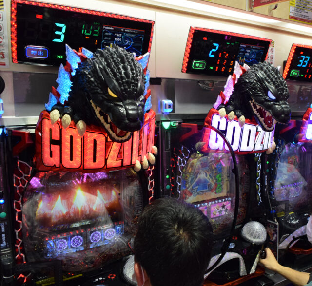 ニューギン新台『真・怪獣王ゴジラ2』が直営店で高稼働 - グリーンべる 