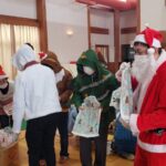 サンタに扮し、子ども達にクリスマスプレゼント／富山県遊協青年部会