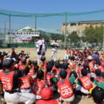 東京・足立区の４遊技場組合がヤクルト野球教室、地元の小学生200名を招待