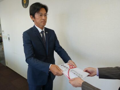 北海道遊技産業関係者がチャリティゴルフ開催、北海道新聞社会福祉振興基金へ50万円を寄付 北海道遊技産業関係者がチャリティゴルフ開催、北海道新聞社会福祉振興基金へ50万円を寄付