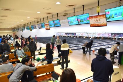 八王子遊技場組合が福祉事業所の利用者ら220名をボウリングに招待 八王子遊技場組合が福祉事業所の利用者ら220名をボウリングに招待