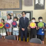 子どもの健やかな成長を願い、小学校に運動用具を寄贈