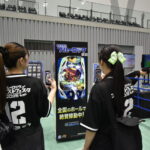 「ブルーロック」の大規模イベントにSANKYOが実機展示、コンテンツファンにパチンコの魅力を発信 動画撮影ファン
