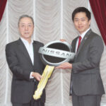 大遊協が大阪府に青パト5台を寄贈、累計65台に レプリカキーを手渡した平川理事長
