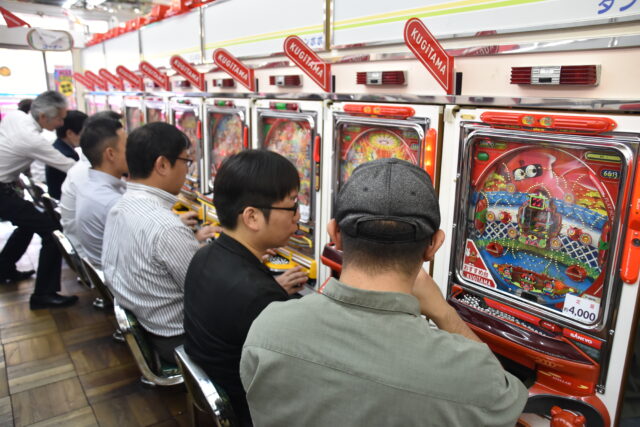SANKYO「KUGITAMA」×タンポポ第2弾、羽根モノ20台でパチンコの原点を訴求