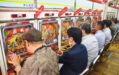 羽根モノを遊技する来店客