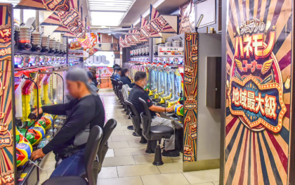 ジュラク王子店の羽根モノコーナー