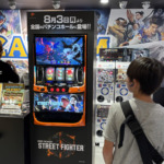 カプコンストアで『スマスロ ストリートファイター6』の実機を展示、プレゼントキャンペーンも並行実施 実機を眺める来店客